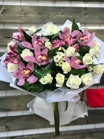 Букет цветов из: Розы и Хризантемы в Ликино-Дулево