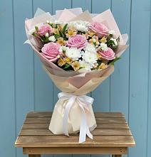 Букет цветов из:  Гвоздики, Орхидеи и Розы в Ликино-Дулево