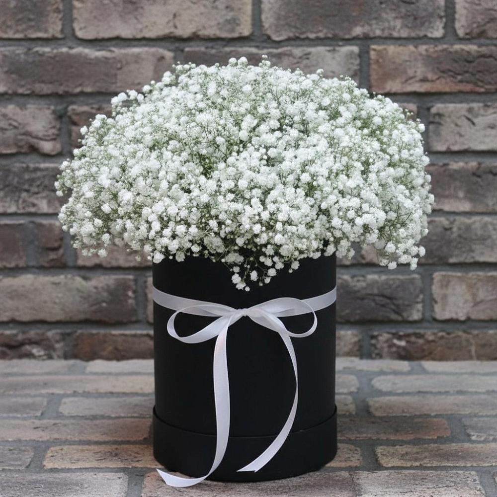 Цветочная композиция из Гипсофила в шляпной коробке в Ликино-Дулево