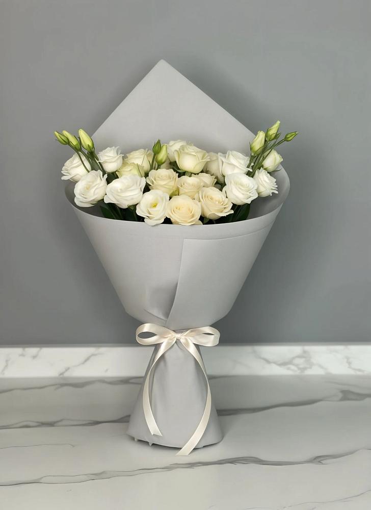 Букет цветов из: Розы и Лизиантусы в Ликино-Дулево