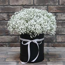 Цветочная композиция из Гипсофила в шляпной коробке в Ликино-Дулево