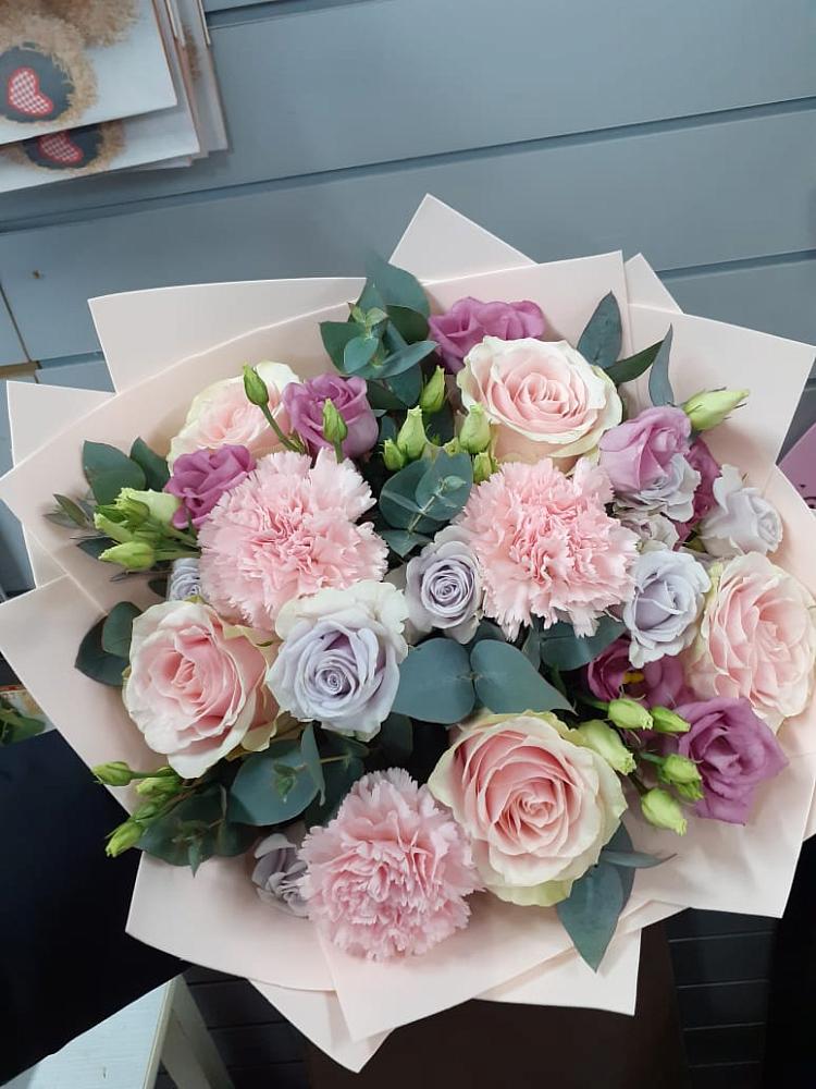 Букет цветов из: Розы, Гвоздики и Лизиантусы в Ликино-Дулево