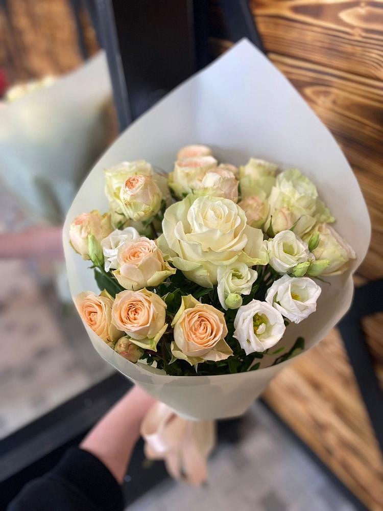 Букет цветов из: Розы и Лизиантусы в Ликино-Дулево